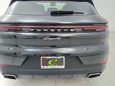 Used 2025 Porsche Cayenne w/ Premium Package image 12