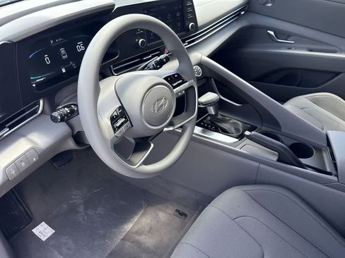 Used 2025 Hyundai Elantra SE FWD image 13