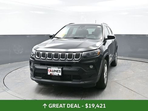 Used 2024 Jeep Compass Latitude image 7
