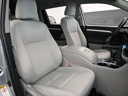 Used 2019 Toyota Highlander LE image 38