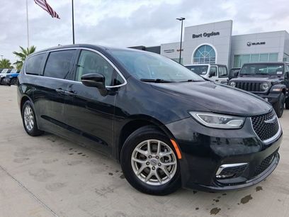 Used 2023 Chrysler Pacifica Touring-L