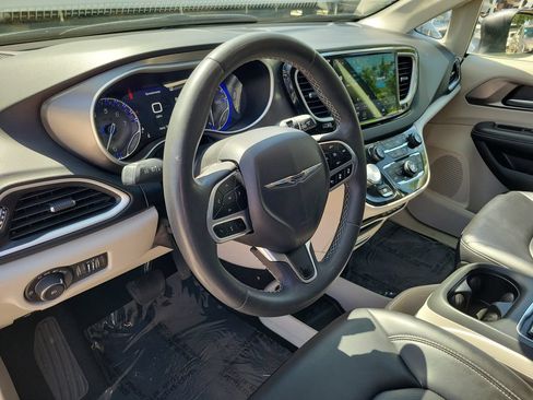 Used 2023 Chrysler Pacifica Touring-L FWD image 17