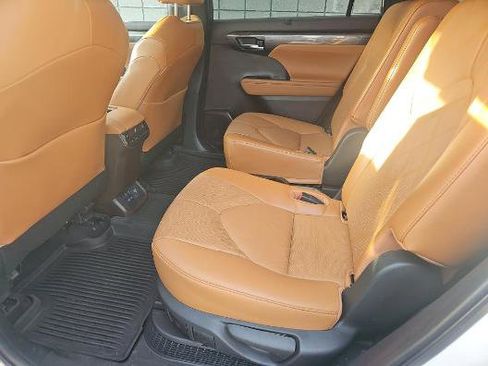 Used 2022 Toyota Highlander Platinum image 9