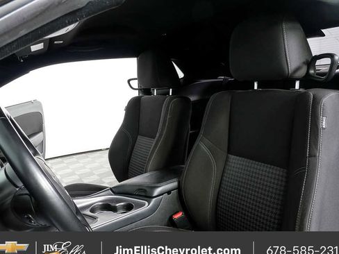 Used 2022 Dodge Challenger SXT image 5