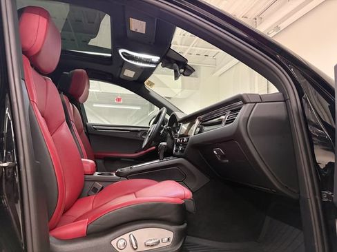 Certified 2026 Porsche Macan AWD/4WD image 24
