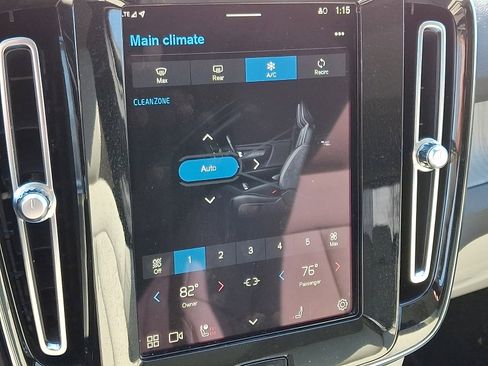 Used 2023 Volvo XC40 B5 Plus image 16