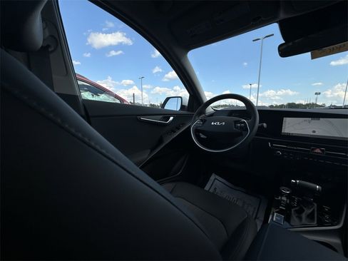 Used 2024 Kia Niro EX image 15