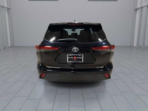 Used 2023 Toyota Highlander LE AWD/4WD image 7