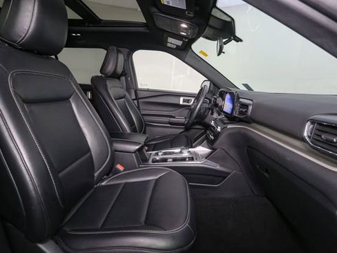 Used 2020 Ford Explorer XLT w/ Equipment Group 202A AWD/4WD image 17