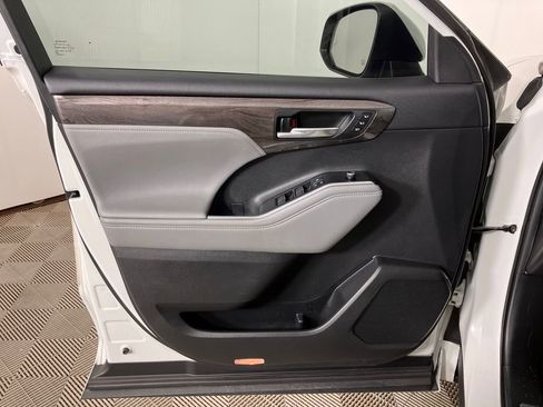 Used 2021 Toyota Highlander Limited image 21