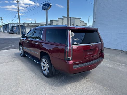 Used 2019 Cadillac Escalade ESV Premium Luxury AWD/4WD image 4
