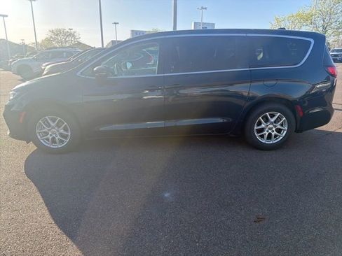 Used 2023 Chrysler Pacifica Touring-L image 2