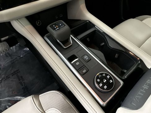 Used 2022 Nissan Pathfinder SL image 18