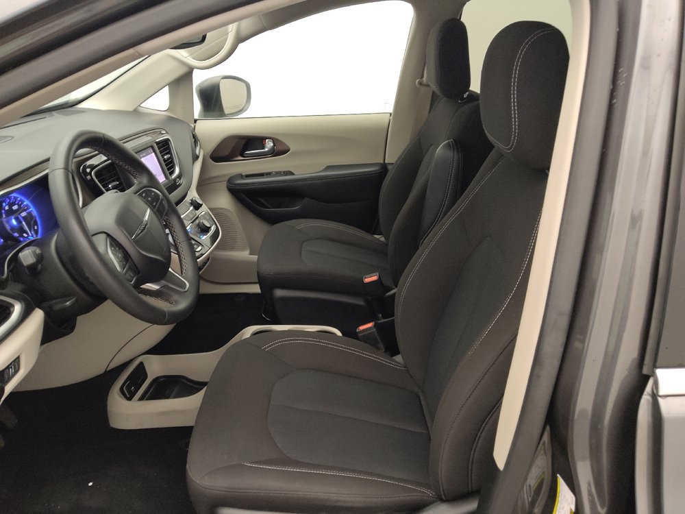 Used 2023 Chrysler Voyager LX FWD image 17