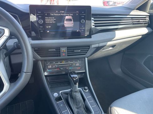 Used 2025 Volkswagen Jetta SE image 17