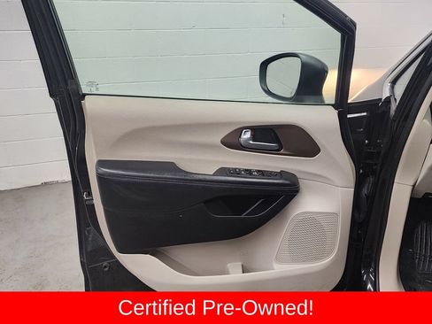 Certified 2022 Chrysler Voyager LX FWD image 9