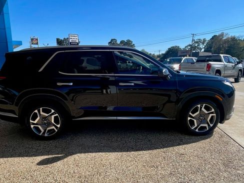 Used 2023 Hyundai Palisade Limited w/ Winter Package image 2