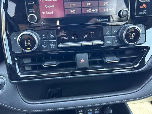 Used 2022 Toyota Highlander XSE FWD image 18