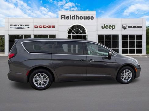 Used 2023 Chrysler Pacifica Touring-L FWD image 9