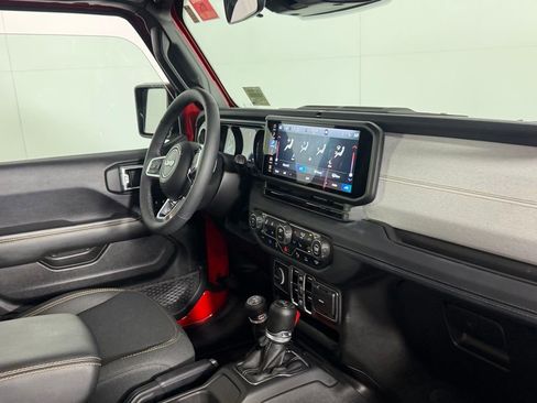 Used 2025 Jeep Wrangler Unlimited Sahara w/ Safety Group AWD/4WD image 32