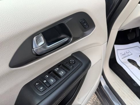 Used 2023 Chrysler Pacifica Touring-L FWD image 8