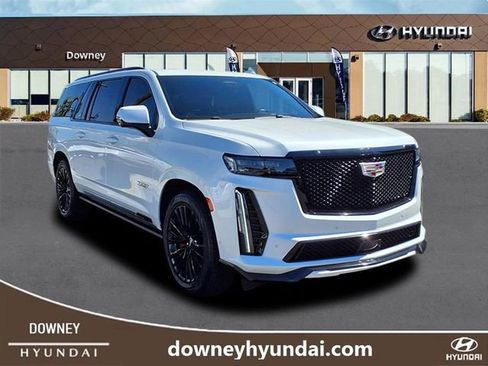 Used 2023 Cadillac Escalade ESV V image 3