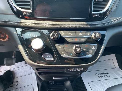New 2025 Chrysler Pacifica Select w/ Fav Edition Package FWD image 17