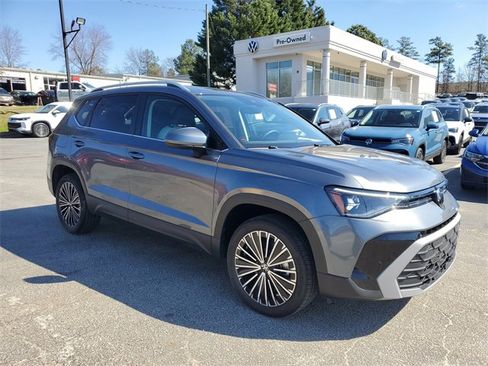 Used 2025 Volkswagen Taos SE w/ Panoramic Sunroof Package image 3