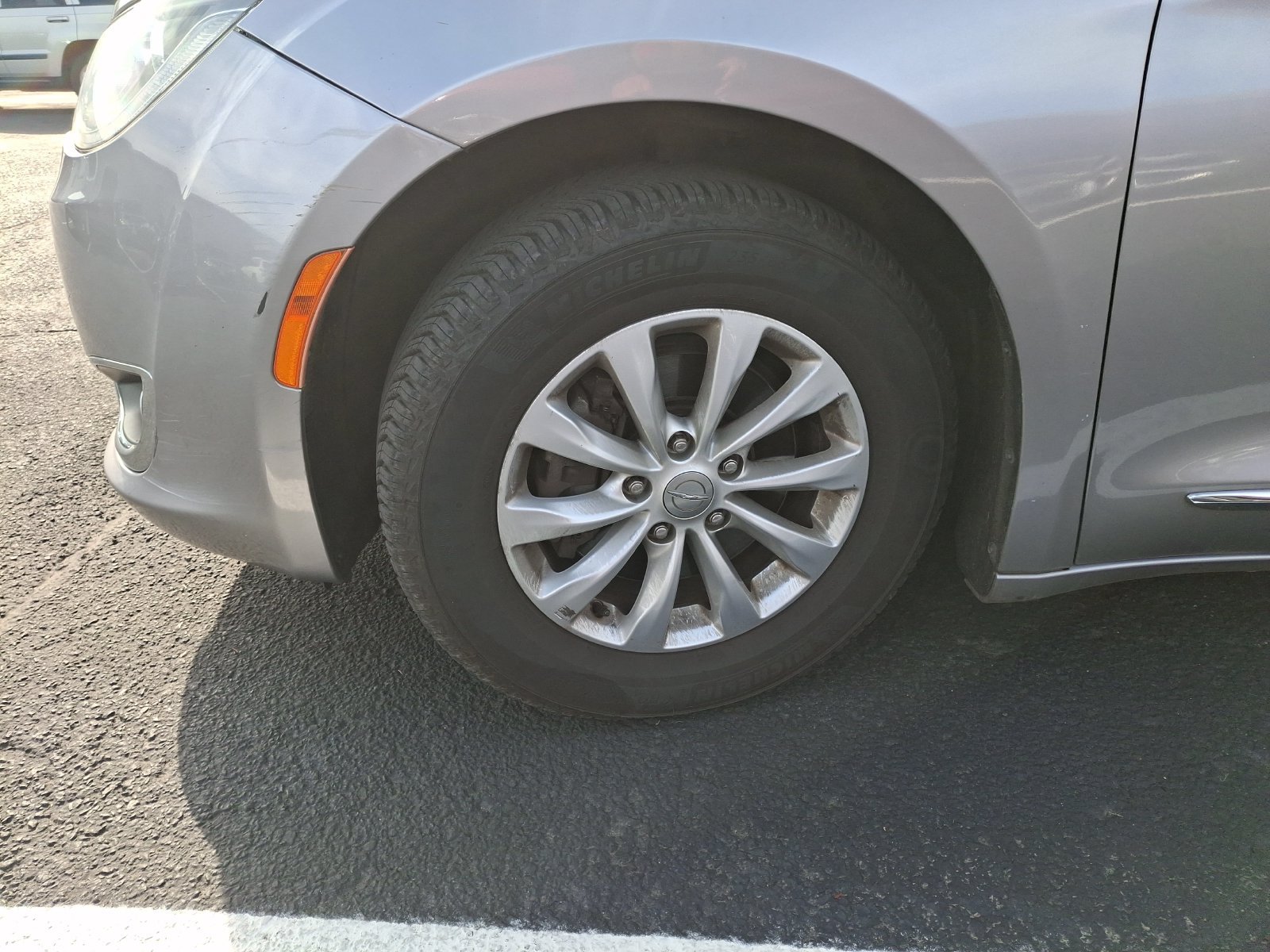 Used 2018 Chrysler Pacifica Touring-L FWD image 5