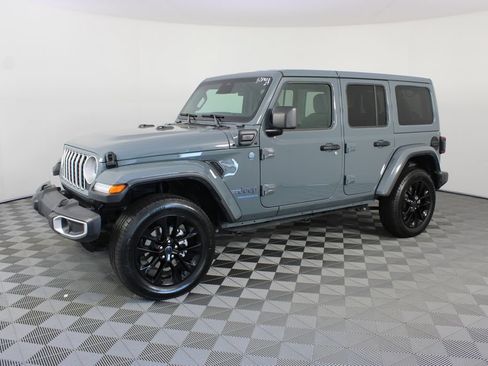 Used 2025 Jeep Wrangler Unlimited Sahara w/ Safety Group AWD/4WD image 2