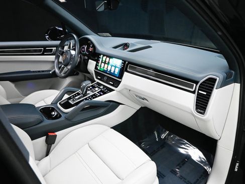 Used 2022 Porsche Cayenne S image 56