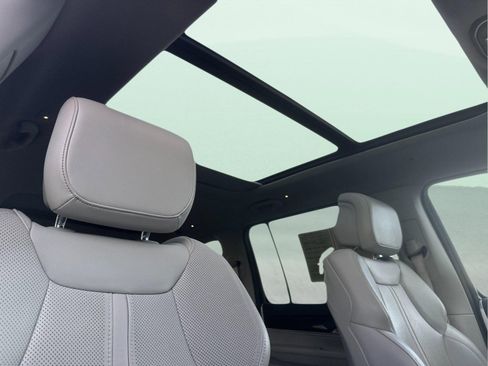 Used 2023 Jeep Wagoneer L 4WD w/ Premium Group I image 18