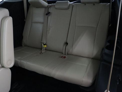 Used 2022 Toyota Highlander XLE AWD/4WD image 34