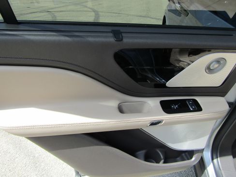 Used 2022 Lincoln Aviator Reserve w/ Equipment Group 201A AWD/4WD image 12