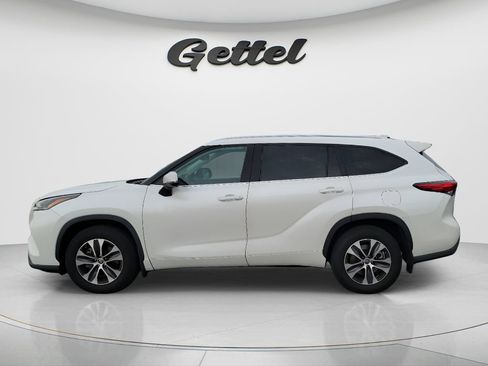Used 2021 Toyota Highlander XLE AWD/4WD image 8