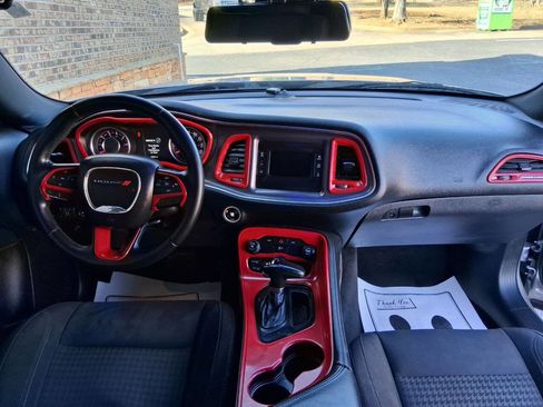 Used 2016 Dodge Challenger SXT image 11