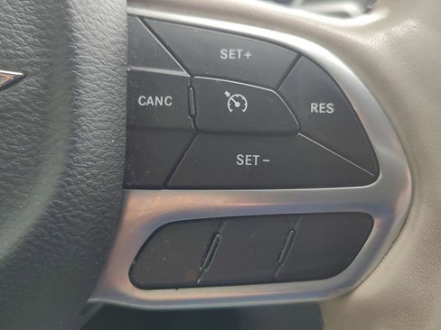 Used 2019 Chrysler Pacifica Limited image 14