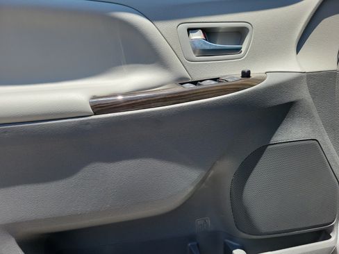 Used 2020 Toyota Sienna XLE w/ XLE Navigation Package FWD image 16