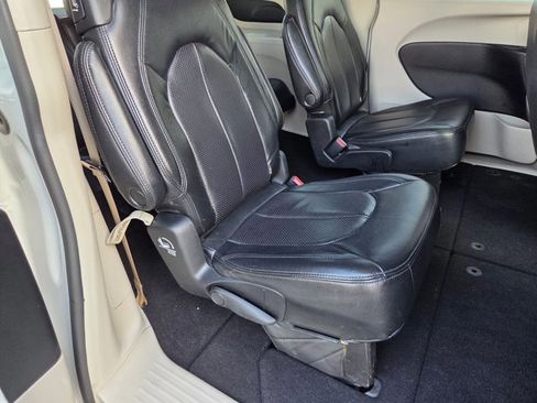 Used 2017 Chrysler Pacifica LX image 18