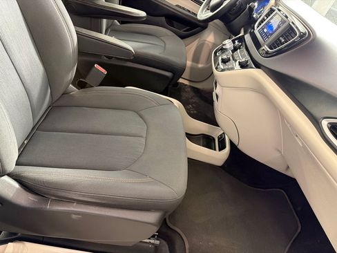 Used 2019 Chrysler Pacifica LX FWD image 22