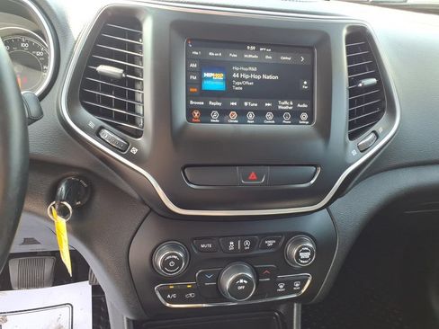 Used 2020 Jeep Cherokee Latitude w/ Cold Weather Group AWD/4WD image 9