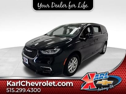 Used 2025 Chrysler Pacifica Select