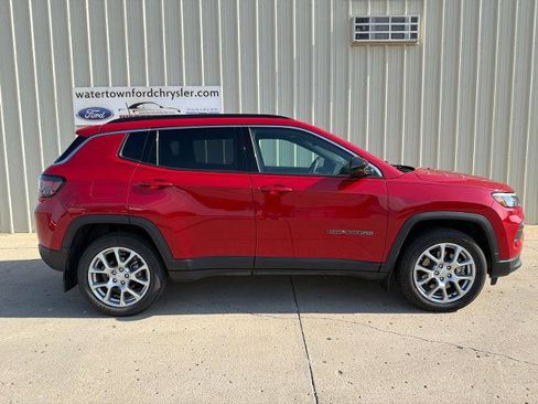 Used 2024 Jeep Compass Latitude w/ Sun and Sound Group AWD/4WD image 1