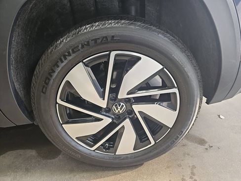 Used 2025 Volkswagen Atlas SE FWD image 32