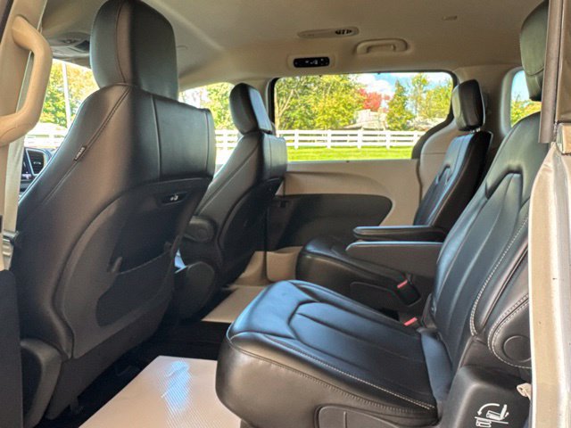 Used 2023 Chrysler Pacifica Touring-L FWD image 32