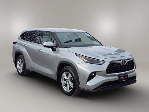Used 2022 Toyota Highlander LE image 3