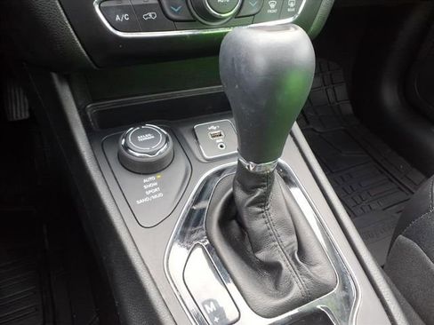 Certified 2019 Jeep Cherokee Limited image 18