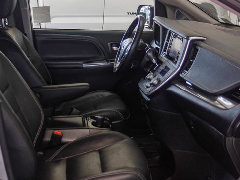 Used 2020 Toyota Sienna SE w/ Carpet Mat Package image 16