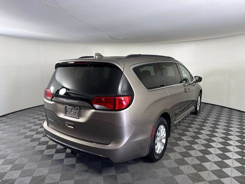 Used 2017 Chrysler Pacifica Touring-L FWD image 5