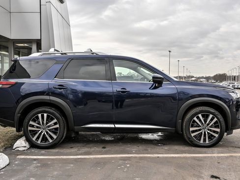 Used 2024 Nissan Pathfinder Platinum w/ Cargo Package image 9